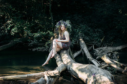 A girl at a stream / ***