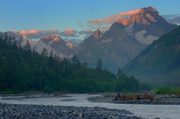 Dawn in the mountains / ***