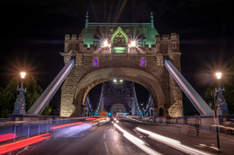 Tower Bridge / ***