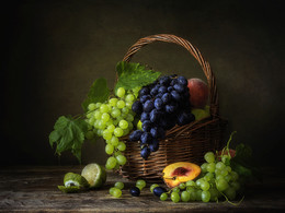 Still Life with Grapes / ***