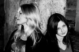 two sisters / ***