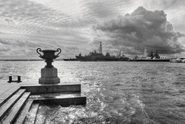 In the harbor / ***