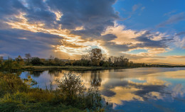 Sunset over the lake / ***