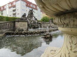 &nbsp; / Der Neptunbrunnen in Dresden. Eines der ältesten Wasserspiele in der Stadt, leider in einer Klinik versteckt.