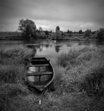 of boats, kayaks and Swift in a gloomy contre / ***
