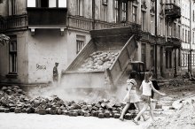 Time rozbrasivat stones / street photo from Lwow
