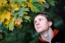 The boy and leaves / ***