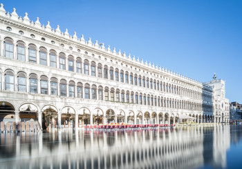 Wenn der Markusplatz unter Wasser steht ... / ... kann man schöne Reflexionen finden