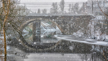 Snow falling / ***