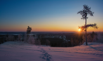 Sunrise over the river / ***