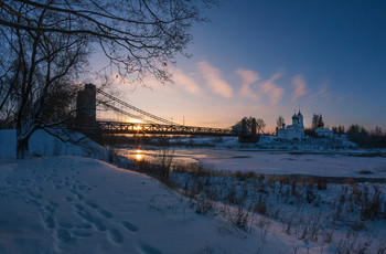 Sunrise over the river / ***