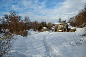 house on the outskirts of / ***