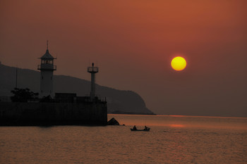 Yalta lighthouse / ...