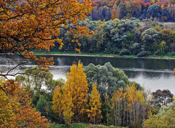 Autumn on the Oka River. / ***