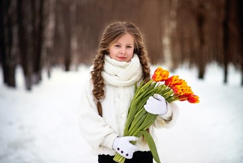 Girl with tulips / ***