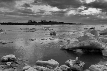 Spring River. / ***