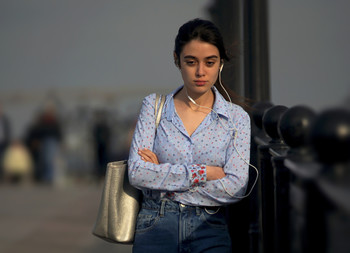 Girl on the Bridge / ***