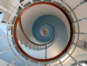 von ganz unten kannst Du nach oben schauen / Die blaue Schnecke - Treppe im Leuchtturm Lyngvig Fyr ist ein sehr beliebtes Motiv.
Für dieses Foto, von ganz unten - musste ich die Kamera mit langem Arm durch das Geländer unten im Turm in die Mitte bringen.
https://1drv.ms/i/s!AgQxCgHD7ezaoSAuGovMoBDxRoj5
Ich war alleine, so konnte ich in Ruhe diese Gymnastik machen ;-)
