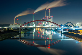 GKM im Spiegel / Industrieanlagen sind nicht nur grau und langweilig. Ab der blauen Stunde entfalten sie ihre wahre Schönheit. Wenn dann noch der Rhein so ruhig da liegt, wie in diesem Bild, dann ergeben sich ganz faziniertende Bilder.