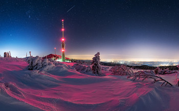 Purpel Snow / Durch die Reflexionen der Flugbefeuerung am Fernmeldeturm auf der Hornisgrind (Schwarzwald) leuchtet der Schnee rot bis lila. Rechts in der Ferne kann man das nahe Straßburg erkennen.