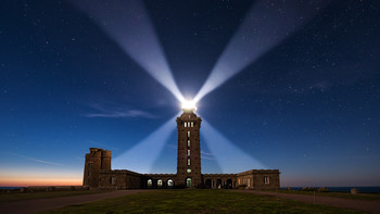 Lighthouse Beam / Für dieses Bild musste ich ungewöhnliche Einstellungen an meiner Kamera vornehmen. Da sich der Lichtkegel schnell um den Leutturm drehte, braucht es eine schnelle Belichtung. Man konnte den Lichtstrahl gut mit dem Auge erkennen, aber bei einer kurzen Belichtung ist dann nicht viel auf dem Sensor. Hier half es die ISO auf 8000 hochzuschrauben. Jedoch läßt dann sehr die Qualität wegen des Rauschens nach. So entschloß ich mich eine zweite Belichtung mit weniger ISO und längerer Belichtung zu machen. Beide Bilder habe ich dann in PS zusammengesetzt. Das fertige Bild sah dann genauso aus wie das mit hoher ISO, jedoch war das Rauschen wesentlich weniger und damit die Geasmtqualität des Bildes höher.
Hier noch mal die Daten der zwei Bilder:
Lichtstrahl: ISO 8000, Blende 2,8, 1 Sekunde
Restliche Bild: ISO 1000, Blende 4,5, 25 Sekunden