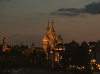 Moscow in the evening / ***