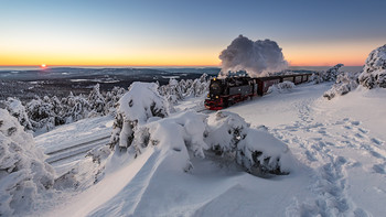 Brockenbahn / Da will man einmal einen Sonnenuntergang in einer Schneelandschaft fotografieren und dann fährt einem dieses Ding durchs Bild ,). Kleiner Scherz, war so gewollt. Einmal wollte ich auch unter die Eisenbahnfotografen gehen. Zugegeben, bei mir liegt der Schwerpunkt eher auf der Landschaft, als auf dem Zug ;-)