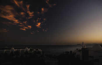 Feurige Zungen flammen vom Himmel / Die Sonne auf Lanzarote verbrennt die Wolken