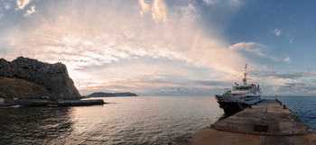 The day begins ... / ***