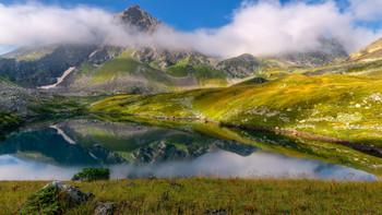 Morning on mountain lake / ***