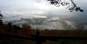 Landschaft im Nebel / im Herbst liegt oft eine 100 Meter dicke Nebeldecke im Tal der Weser und darüber ist blauer Himmel und Sonnenschein. Nach und nach erscheinen die Details der Landschaft.
Die Aussicht im Sommer: https://photocentra.de/work/861615?id_auth_photo=38156
