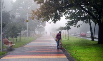 The city wakes up / ***