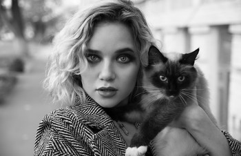 Girl and cat / ***