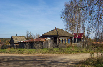 House near the road / ***