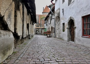 MORNING IN THE OLD TOWN / ***