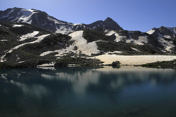 Morning on mountain lake / ***