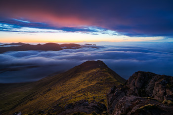 Der Abstieg / Das Foto entstand nach einem wunderschönen Sonnenuntergang beim Abstieg vom Slættaratindur, dem höchsten Berg der Färöer Inseln.
.