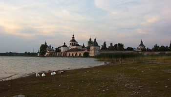 The walls of the monastery / ***