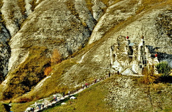 The road to the temple. / ***