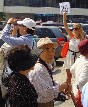 Drew attention / ***