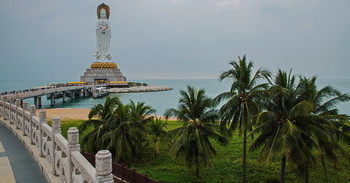 The road to the temple. / ***