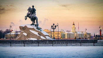 At the Senate Square / ***
