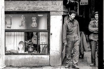 La vetrina del liutaio. / Foto analogica del 1959.