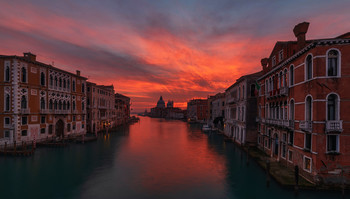 Before the city wakes up / Venice - Basilica of Santa Maria della Salute from the Accademia Bridge