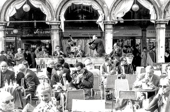 Orchestra in Piazza San Marco nel 1966. / Foto analogica eseguita con Exacta reflex e teleobiettivo da 50 cm.