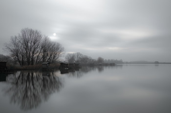 Where Heaven Meets Earth / Nebelmorgen am See