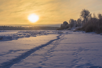 Sunrise on the river / ***