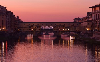 Ponte Vecchio at sunset time / An image that demonstrates Florence's most famous monument