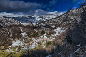 Sierra de Peñasagra / El pueblo de Buyezo en las faldas de Pañasagra