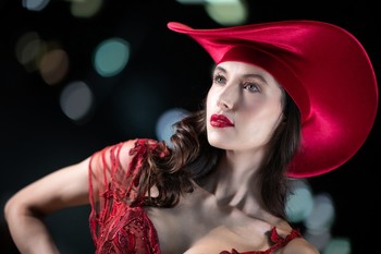 Red / Model in a red hat